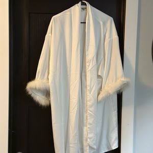 Used for a photoshoot. It’s a beautiful silk robe perfect for your wedding day!
